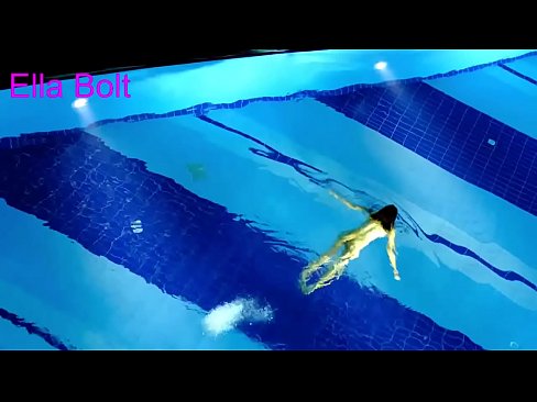 ❤️ Nu mă pot opri din privit, tânără blondă surprinsă înotând goală în piscina stațiunii ELLA BOLT ❤️❌   at ro.com-porn-hat.ru